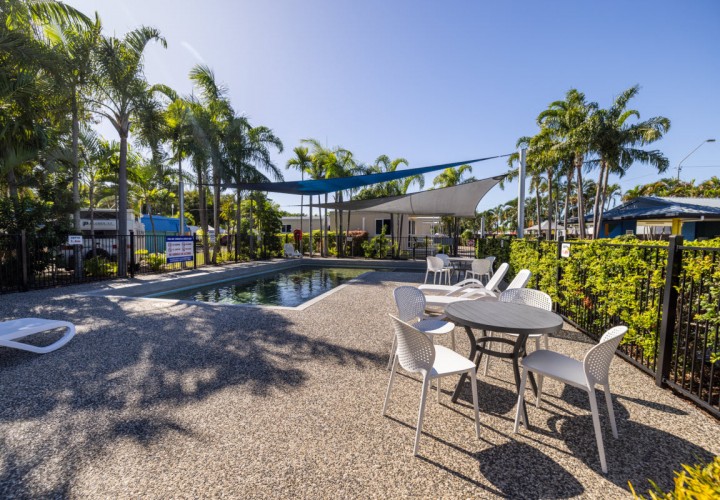 Swimming Pool 1200px 03